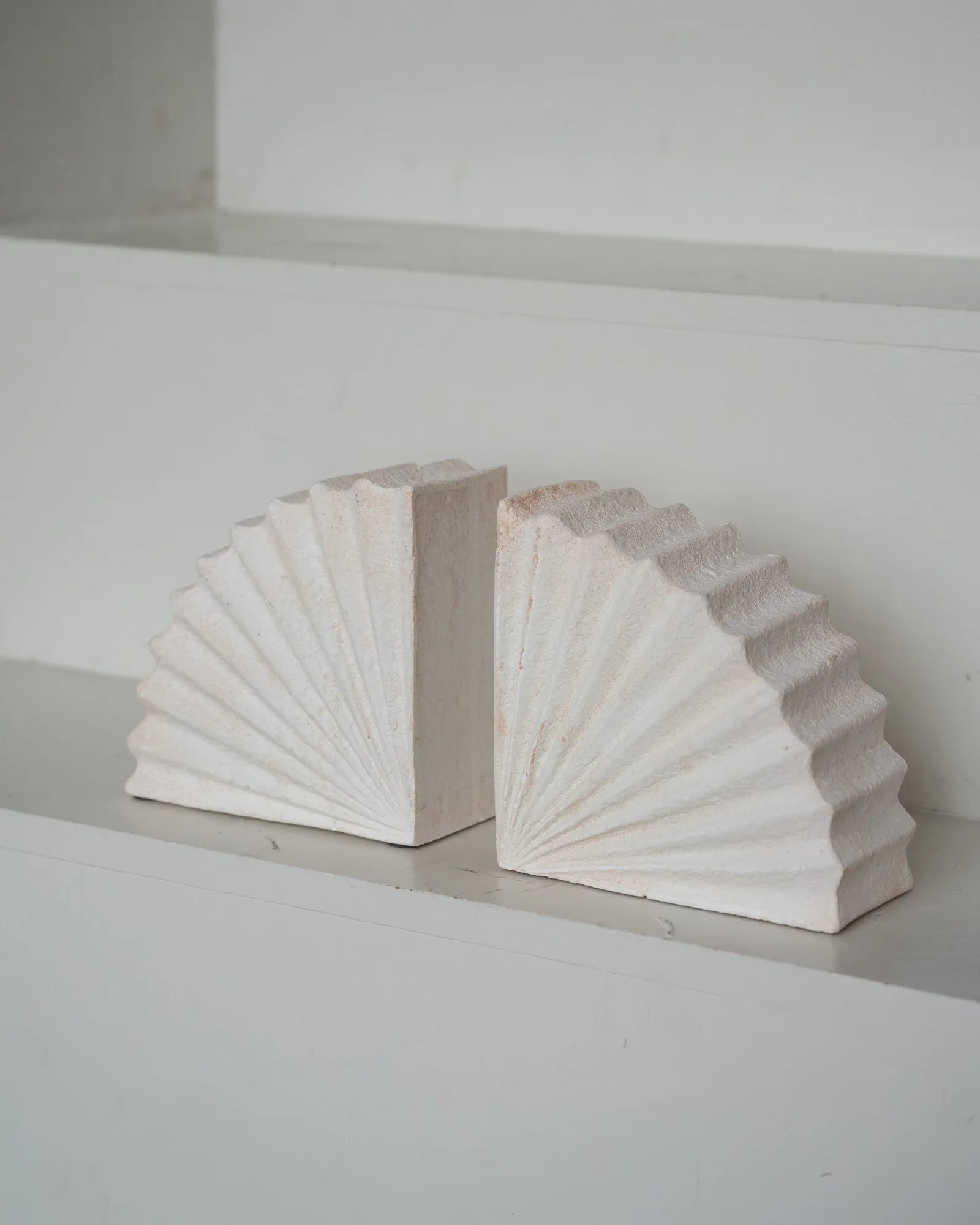 Bookstand Shell Cement